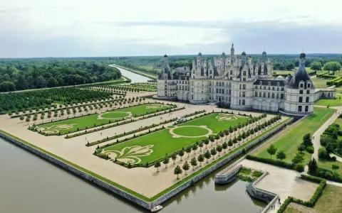 Magnifique chateau à visiter, avec ses jardins à la française et son canal. Un lieu de rêve pour une promenade.