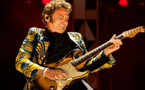 Un guitariste exprime sa passion sur scène, un moment vibrant de la Fête de la Musique à Carpentras.