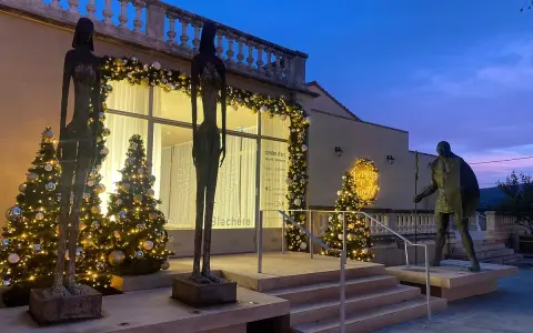 Sculptures et sapins illuminés devant la Fondation Blachère, ambiance festive au crépuscule.