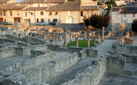 Ruines romaines de Vaison-la-Romaine. Combien de temps pour visiter ce site historique ? Une demi-journée suffit pour explorer ces vestiges.