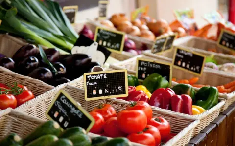 Légumes frais et colorés sur un marché provençal. Aubergines, tomates, poivrons et courgettes, un régal pour les yeux au marché Vaucluse.