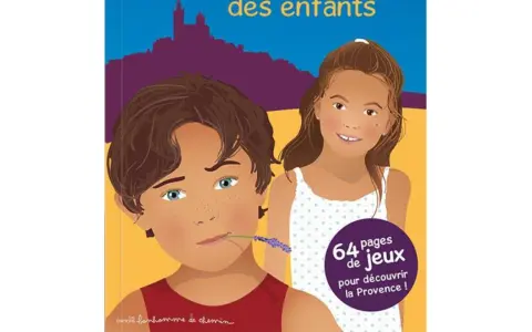 Un garçon et une fille souriants, sur fond de paysage provençal. Un livre pour enfants sur l'histoire de la Provence.