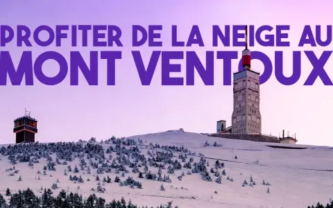 Profiter de la neige au Mont Ventoux, avec ses tours emblématiques sous un ciel violet.