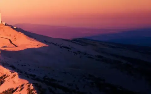 Le Mont Ventoux baigné de lumière rosée, un paysage de montagne spectaculaire, parfait pour une xrace Ventoux.