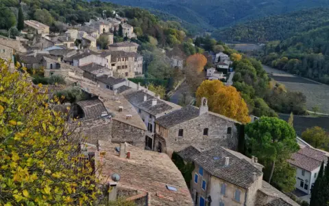 Vue panoramique de Menerbes, France, un village pittoresque perché sur une colline, avec ses toits de tuiles et ses maisons en pierre.