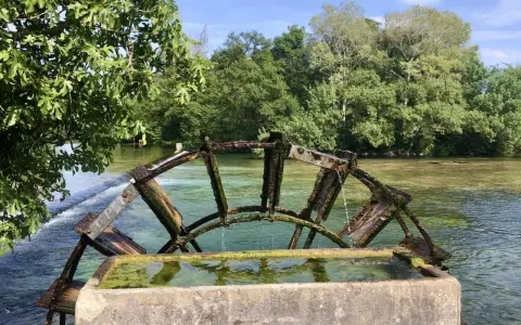 Roues à aubes en bois sur la Sorgue, parfait pour une balade en bateau à L'Isle-sur-la-Sorgue.