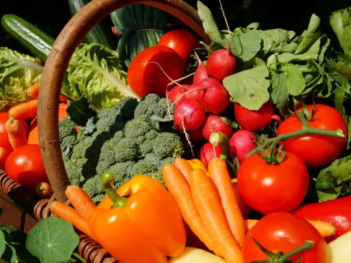 Panier garni de légumes frais, tomates, radis, brocolis, carottes, poivrons, salades, concombres. Un vrai régal du marché de Reillanne.