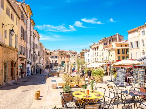 Une belle journée pour visiter Aix-en-Provence à pied. Les rues pavées, les façades colorées et les terrasses de café invitent à la flânerie.