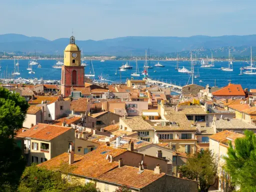 Vue panoramique de Saint-Tropez, avec son clocher emblématique et son port animé. Idéal pour savoir que faire à Saint-Tropez.