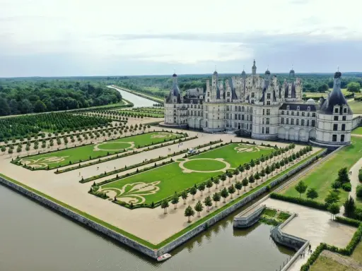 Magnifique chateau à visiter, avec ses jardins à la française et son canal. Un lieu de rêve pour une promenade.