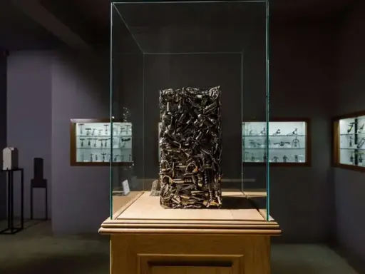 Sculpture en tire-bouchons dans une vitrine au musée du tire bouchon. Des vitrines murales exposent d'autres tire-bouchons anciens.