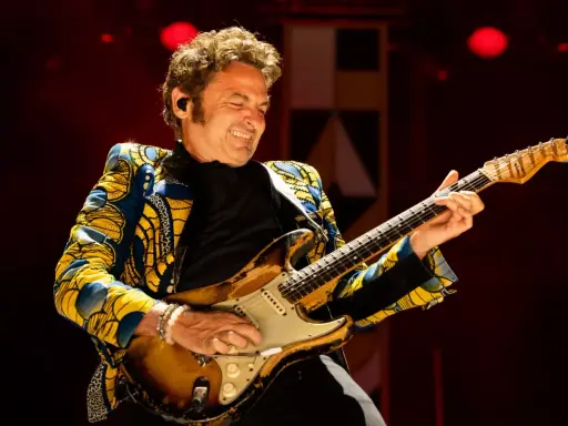 Un guitariste exprime sa passion sur scène, un moment vibrant de la Fête de la Musique à Carpentras.