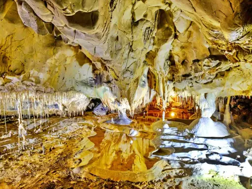 Intérieur de la grotte de Thouzon, avec ses stalactites et stalagmites. La durée de visite est d'environ 1h.
