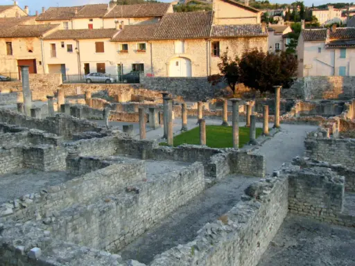 Ruines romaines de Vaison-la-Romaine. Combien de temps pour visiter ce site historique ? Une demi-journée suffit pour explorer ces vestiges.
