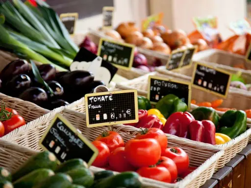 Légumes frais et colorés sur un marché provençal. Aubergines, tomates, poivrons et courgettes, un régal pour les yeux au marché Vaucluse.