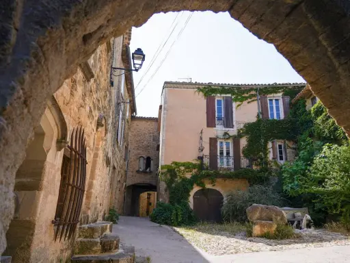 Un village pittoresque, typique du Vaucluse, avec ses maisons de pierre et ses volets clos. L'arche de pierre invite à découvrir ses ruelles.