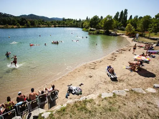 Baignade et détente sur la plage du lac de Cadenet. Avis : un lieu idéal pour profiter du soleil et de l'eau.