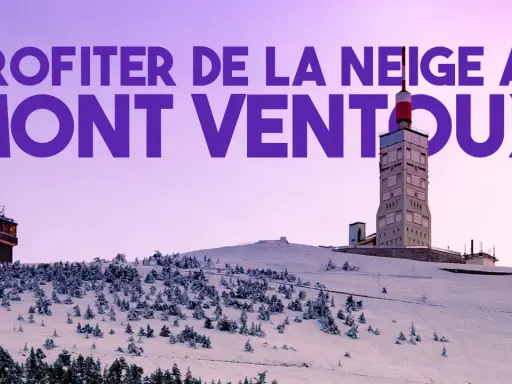 Profiter de la neige au Mont Ventoux, avec ses tours emblématiques sous un ciel violet.