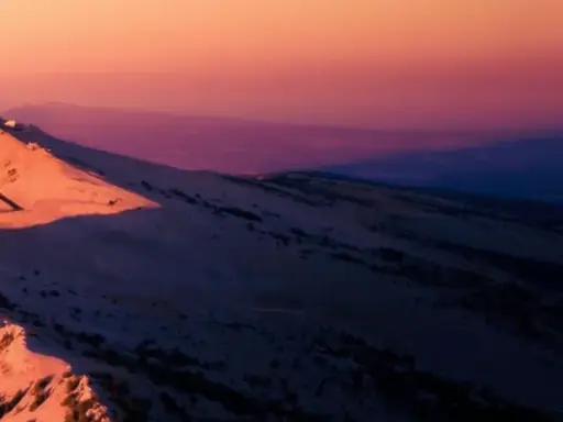 Le Mont Ventoux baigné de lumière rosée, un paysage de montagne spectaculaire, parfait pour une xrace Ventoux.