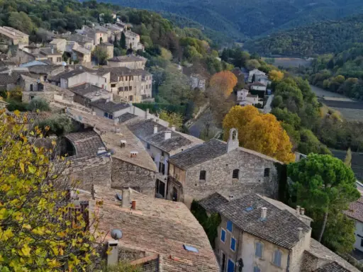 Vue panoramique de Menerbes, France, un village pittoresque perché sur une colline, avec ses toits de tuiles et ses maisons en pierre.