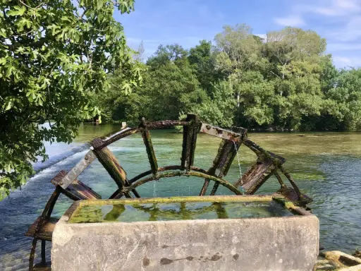 Roues à aubes en bois sur la Sorgue, parfait pour une balade en bateau à L'Isle-sur-la-Sorgue.