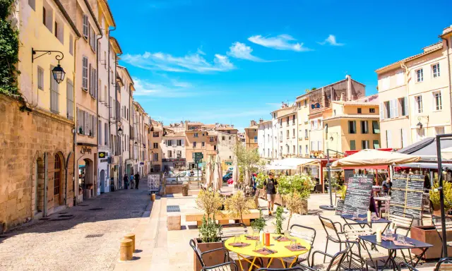 Une belle journée pour visiter Aix-en-Provence à pied. Les rues pavées, les façades colorées et les terrasses de café invitent à la flânerie.