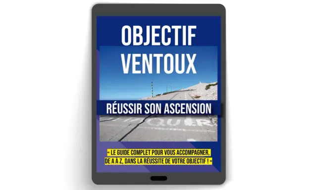 Guide numérique "Objectif Ventoux" pour réussir votre randonnée. La route sinueuse mène au sommet sous un ciel bleu.