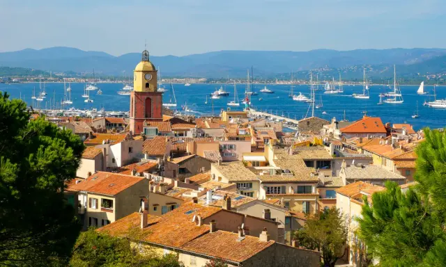 Vue panoramique de Saint-Tropez, avec son clocher emblématique et son port animé. Idéal pour savoir que faire à Saint-Tropez.