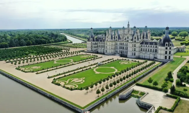 Magnifique chateau à visiter, avec ses jardins à la française et son canal. Un lieu de rêve pour une promenade.