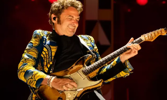 Un guitariste exprime sa passion sur scène, un moment vibrant de la Fête de la Musique à Carpentras.