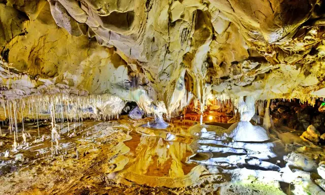 Intérieur de la grotte de Thouzon, avec ses stalactites et stalagmites. La durée de visite est d'environ 1h.
