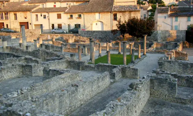 Ruines romaines de Vaison-la-Romaine. Combien de temps pour visiter ce site historique ? Une demi-journée suffit pour explorer ces vestiges.