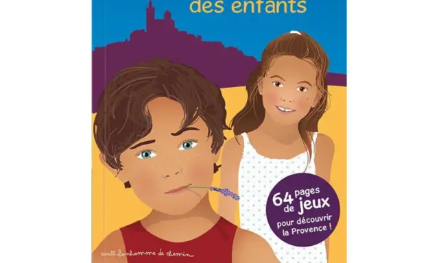 Un garçon et une fille souriants, sur fond de paysage provençal. Un livre pour enfants sur l'histoire de la Provence.