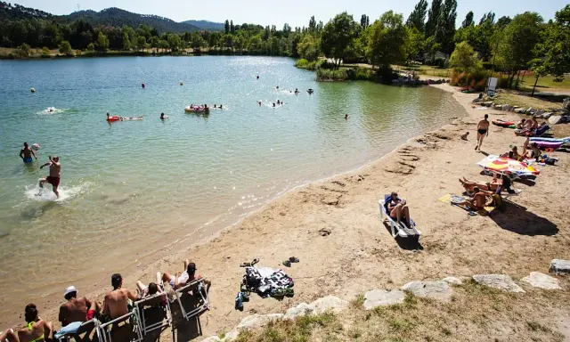 Baignade et détente sur la plage du lac de Cadenet. Avis : un lieu idéal pour profiter du soleil et de l'eau.