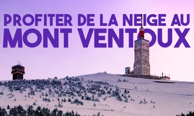 Profiter de la neige au Mont Ventoux, avec ses tours emblématiques sous un ciel violet.