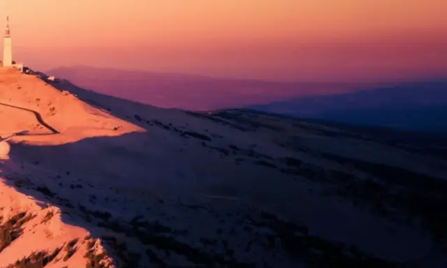 Le Mont Ventoux baigné de lumière rosée, un paysage de montagne spectaculaire, parfait pour une xrace Ventoux.