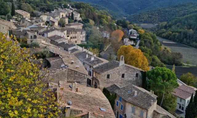 Vue panoramique de Menerbes, France, un village pittoresque perché sur une colline, avec ses toits de tuiles et ses maisons en pierre.