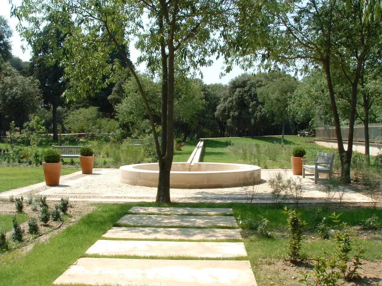Le parc de l'arbousière, avec sa fontaine circulaire et ses allées de dalles, invite à la promenade paisible sous les arbres.