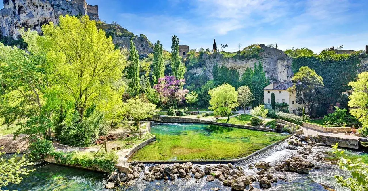 Magnifique source d'eau turquoise, entour&eacute;e de verdure et de falaises, avec un ch&acirc;teau en ruines. Une activit&eacute; gratuite Vaucluse id&eacute;ale pour se ressourcer.