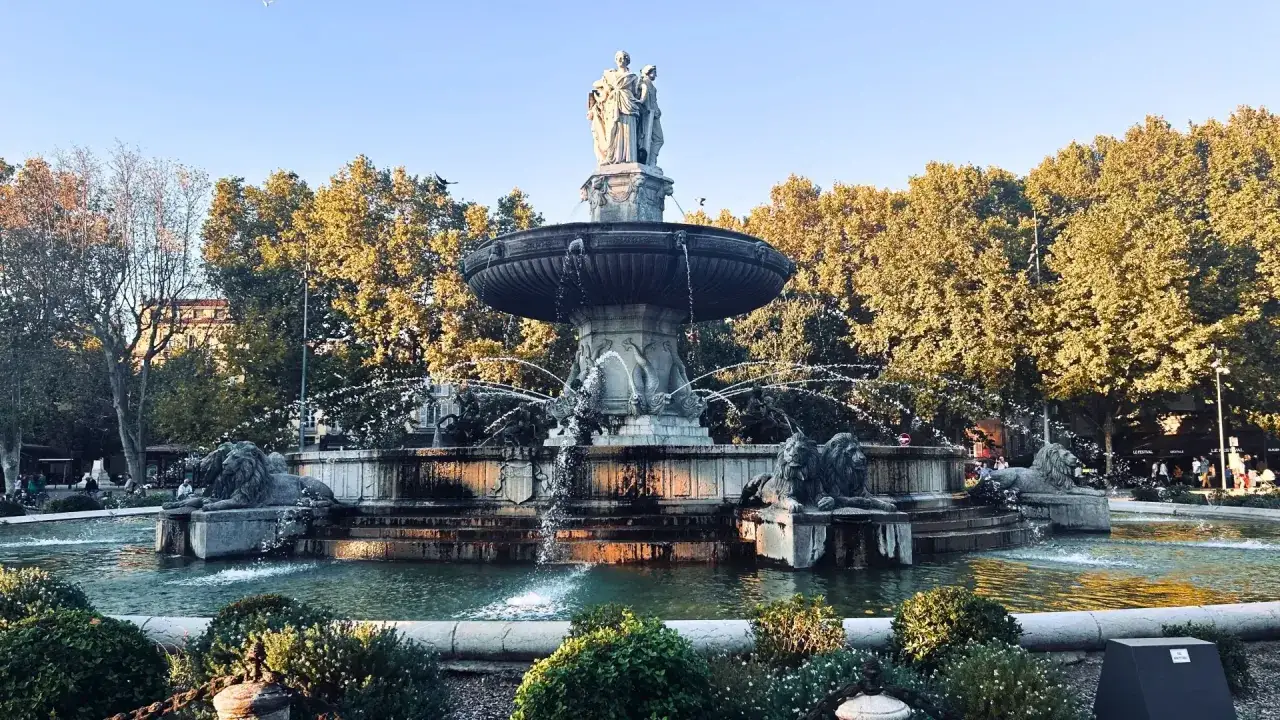 La fontaine des Quatre Dauphins, un incontournable &agrave; voir &agrave; Aix-en-Provence, avec ses lions majestueux et ses jets d'eau scintillants sous le soleil.