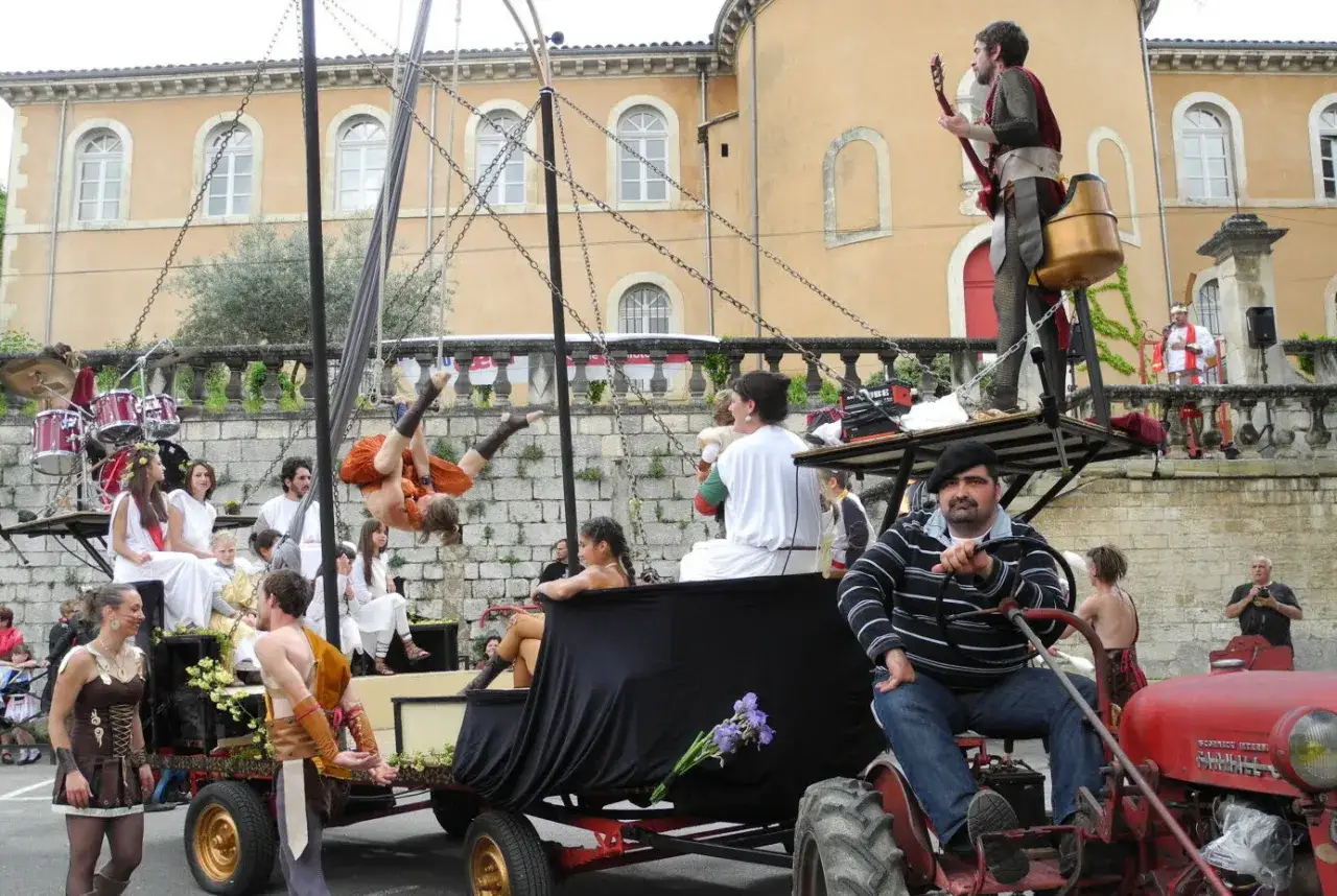 Un spectacle de rue anim&eacute; lors d'un corso &agrave; Apt, avec des acrobates a&eacute;riens, des musiciens et des costumes historiques.