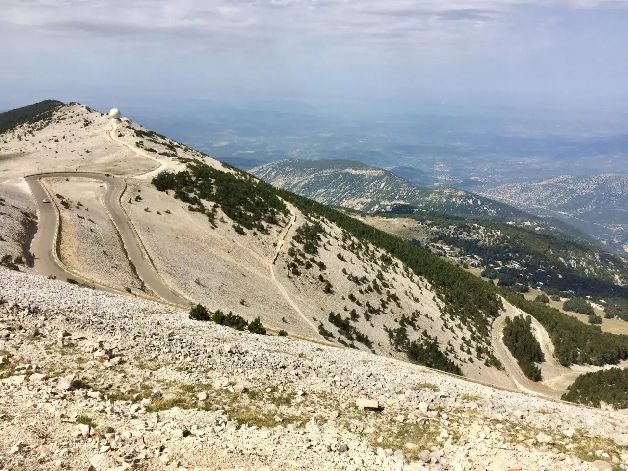 Vue panoramique depuis le sommet du Mont Ventoux, avec ses routes sinueuses et le paysage des villes sur Auze.