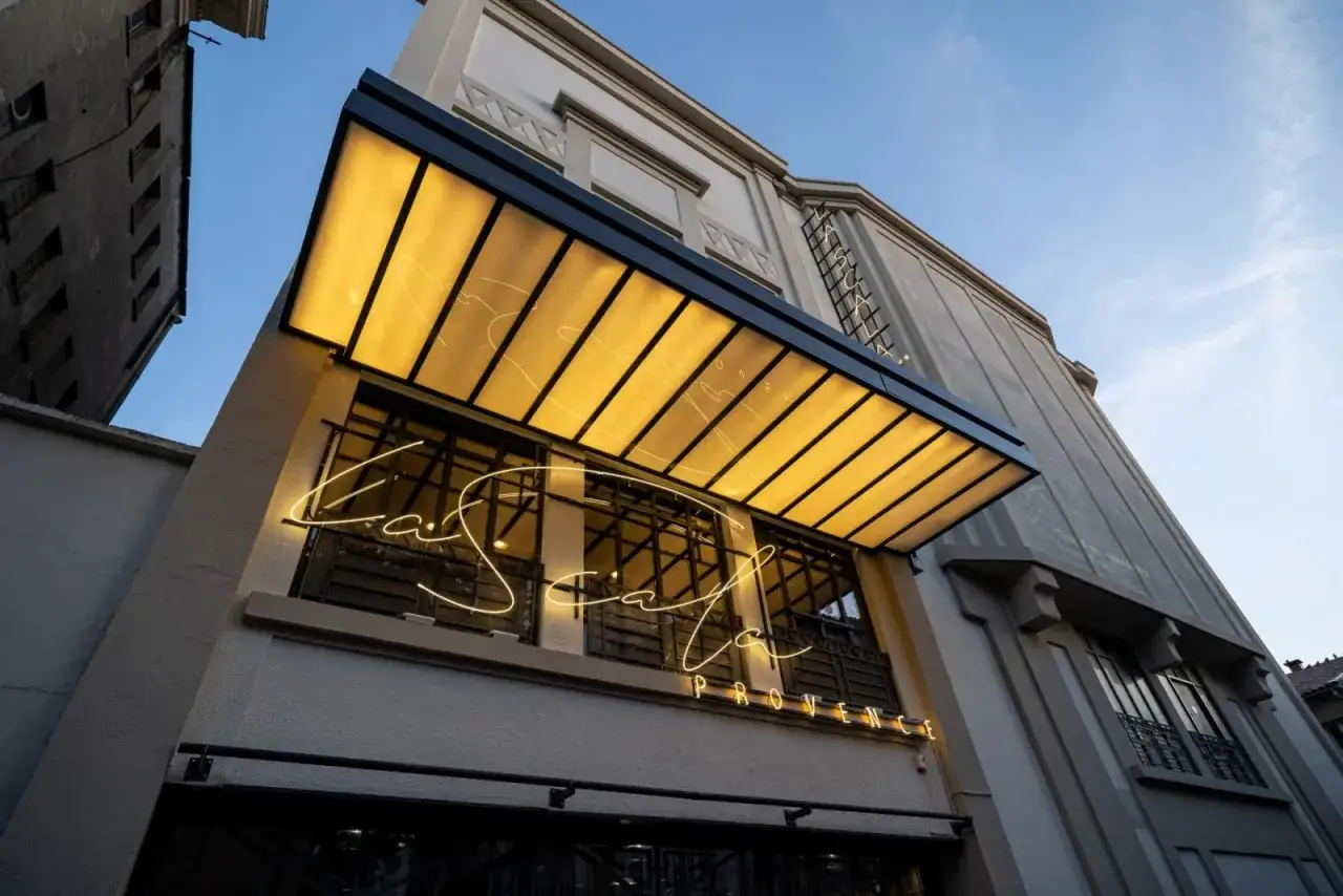 La Scala Provence, un n&eacute;on lumineux &eacute;claire l'entr&eacute;e d'un b&acirc;timent.