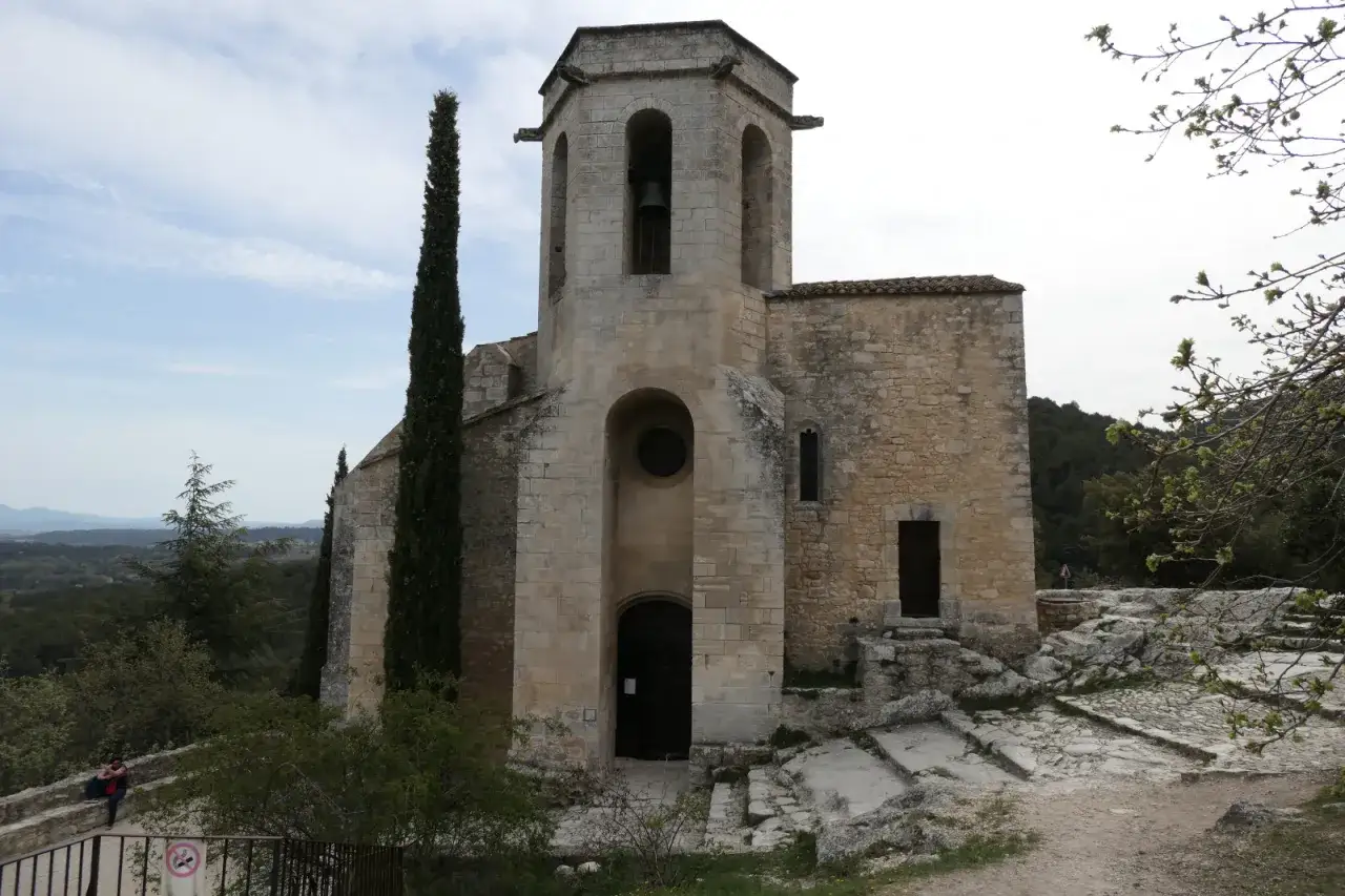 L'&eacute;glise de l'oppidum le vieux, un &eacute;difice de pierre aux allures anciennes, se dresse fi&egrave;rement sur une colline.