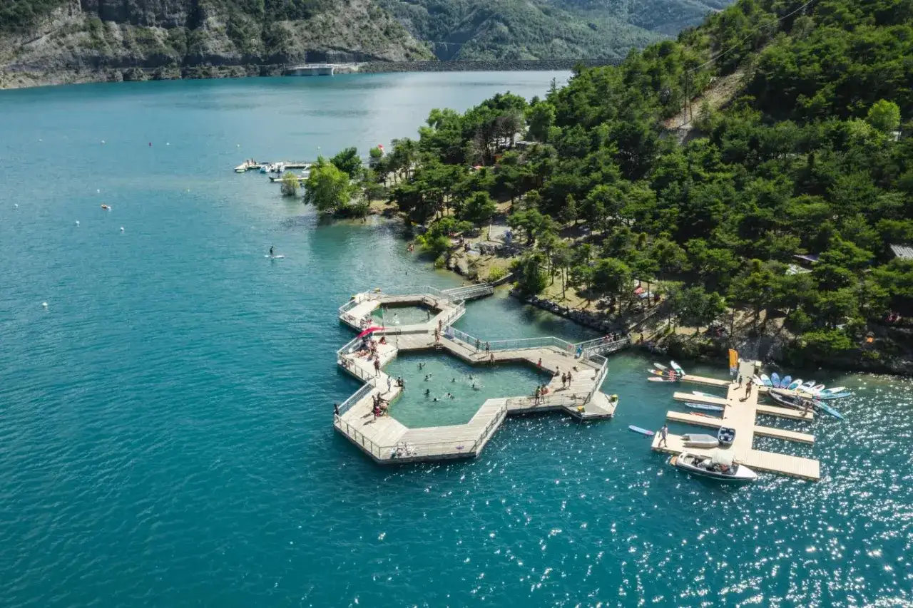 Plateforme flottante pour la baignade sur le lac de Serre-Pon&ccedil;on, offrant un espace ludique et s&eacute;curis&eacute; pour profiter de la baignade Durance.