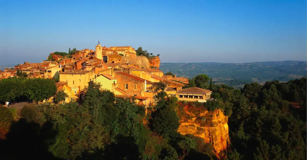 Village perch&eacute; aux toits ocres, Roussillon est un incontournable pour savoir que visiter dans le Luberon. Ses falaises color&eacute;es et ses ruelles pittoresques invitent &agrave; la fl&acirc;nerie.