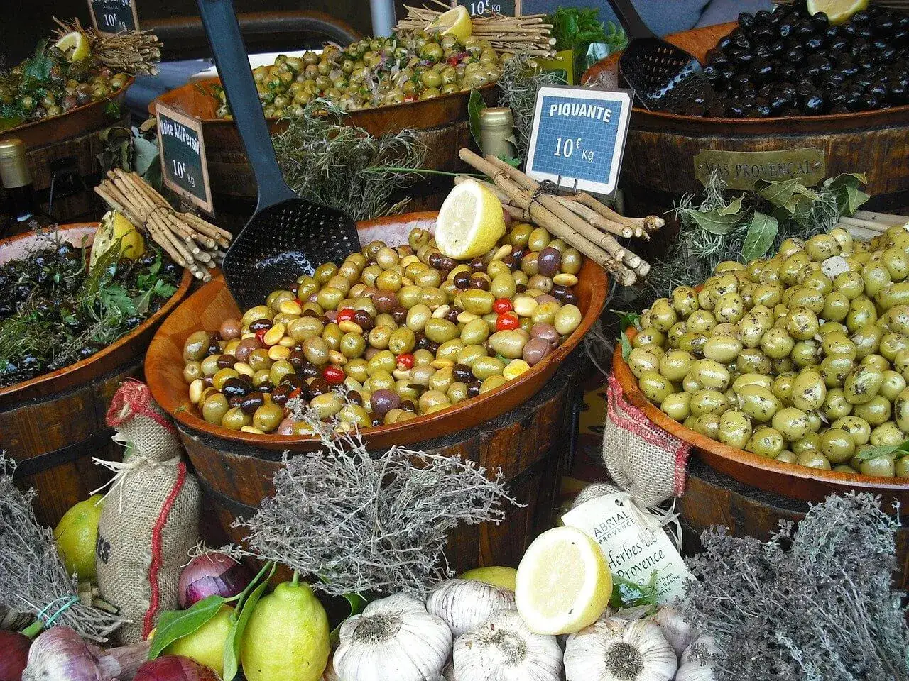 Au march&eacute; d'Ansouis, des olives vari&eacute;es et des herbes de Provence invitent &agrave; la d&eacute;gustation.