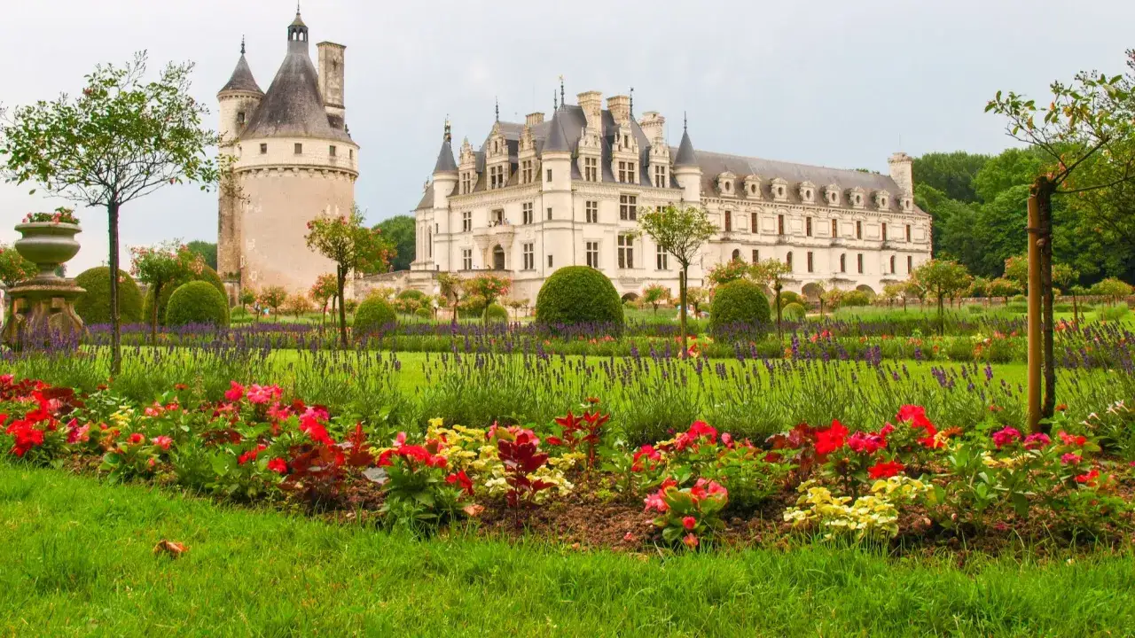 Magnifique chateau &agrave; visiter, avec ses jardins fleuris et sa tour m&eacute;di&eacute;vale. Un lieu de r&ecirc;ve pour une promenade.