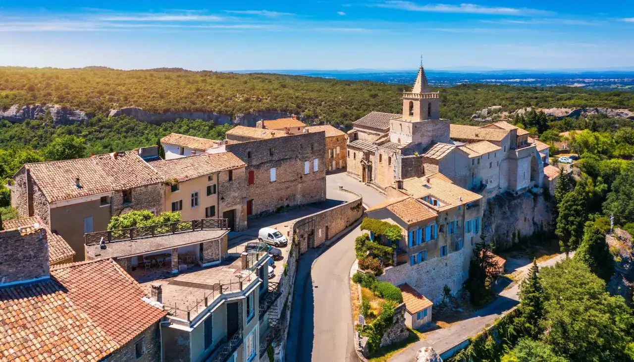 Village perch&eacute; en Provence, un joyau &agrave; d&eacute;couvrir. Viens Vaucluse, la beaut&eacute; s'offre &agrave; toi.