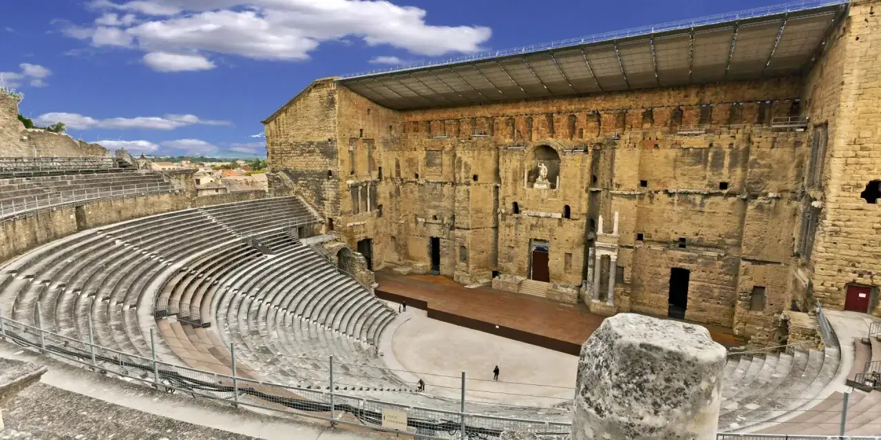 Th&eacute;&acirc;tre antique de Orange, t&eacute;moin de l'histoire de la Provence. Ses gradins et sa sc&egrave;ne majestueuse racontent des si&egrave;cles de spectacles.